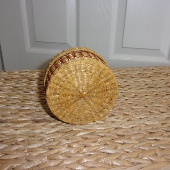 Small Vintage Lidded stash basket - Picture 3 of 4